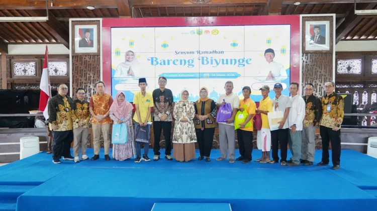 Bupati Kebumen Berbagi Kebahagiaan dengan 300 Tukang Becak, Porter, dan Difabel