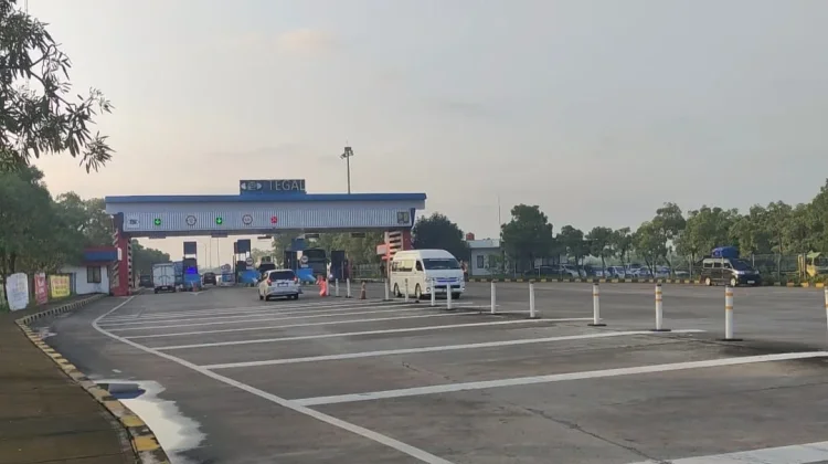 Arus Mudik Kendaraan di Exit GT Tegal Terpantau Senggang pada Minggu Pagi