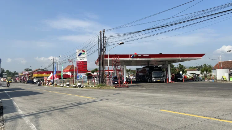 Pemudik Manfaatkan SPBU Ajibarang sebagai Tempat Istirahat Sementara