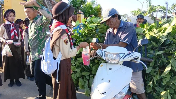 Pangkalan SDN 3 Pasinggangan Bagikan Ratusan Takjil