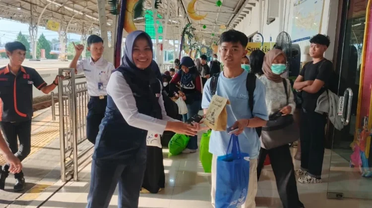 KAI Purwokerto Bagikan Ribuan Takjil Gratis untuk Pemudik