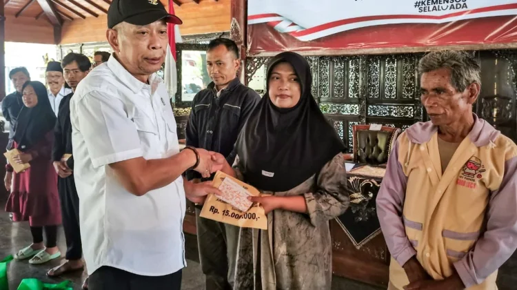 Wamensos Salurkan Santunan Rp 440 Juta untuk Korban Longsor Pandanarum