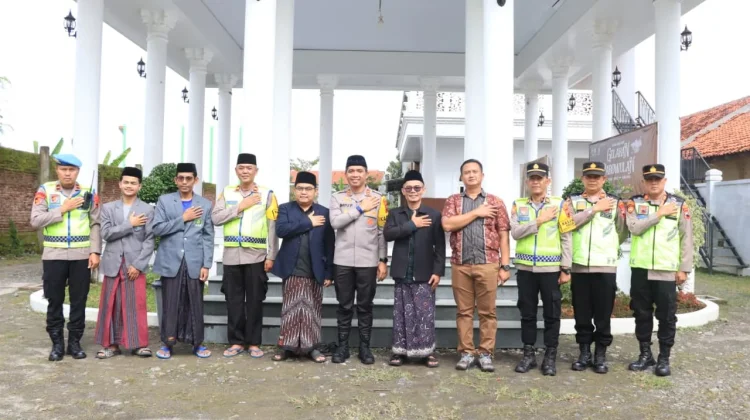 Hampers Lebaran Kapolri Diserahkan kepada Ulama di Wilayah Kabupaten Tegal