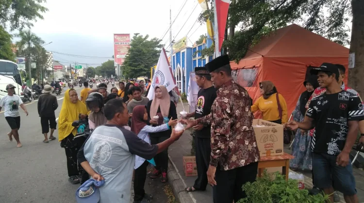 Komunitas Radio Keluarga Tegal Bagikan 500 Takjil di Bulan Ramadan