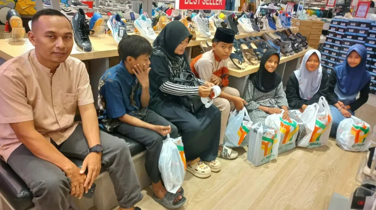 SLKT Kabupaten Tegal Salurkan Zakat Beras dan Ajak Anak Yatim Belanja Lebaran