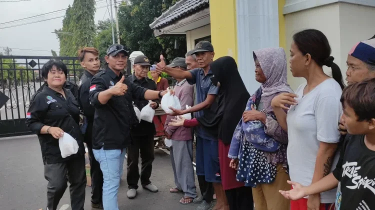 Ikatan Wartawan online Kota Tegal Bagikan 1000 Paket Takjil kepada Warga Kota