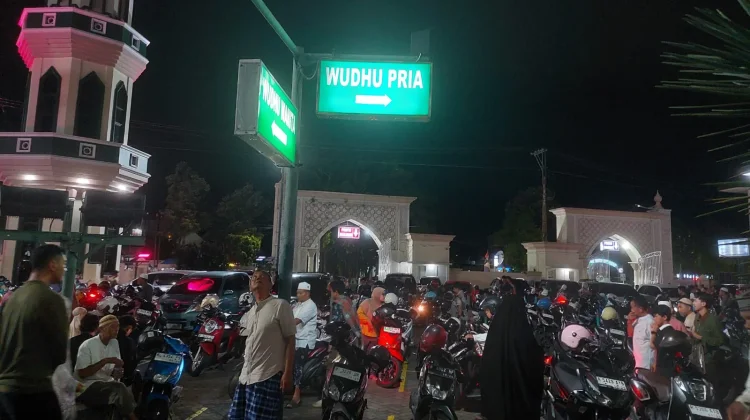 Masjid Agung Darussalam Cilacap Dipadati Jamaah di Penghujung Ramadan