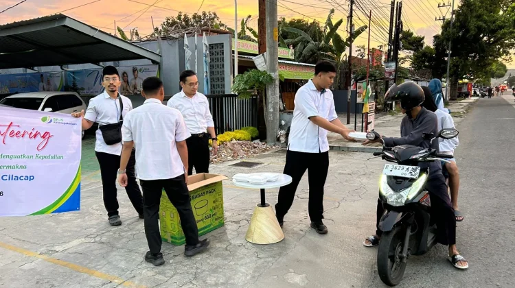BPJS Ketenagakerjaan Cilacap Berbagi Takjil di Ramadan 2026