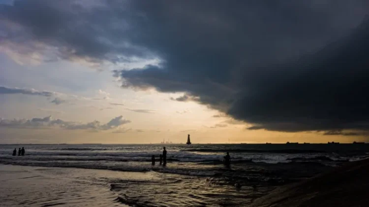 Waspada dan Utamakan Keselamatan saat Berwisata di Pantai