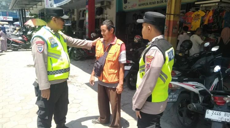 Satbinmas Polres Tegal Edukasi Juru Parkir di Kawasan Ruko Slawi jelang Lebaran