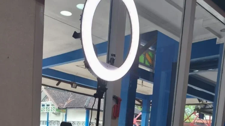 Ring Light: Teknologi Pencahayaan Sederhana yang Mengubah Wajah Konten Digital
