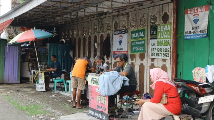 Penjahit Permak Ramai Didatangi Warga Menjelang Lebaran