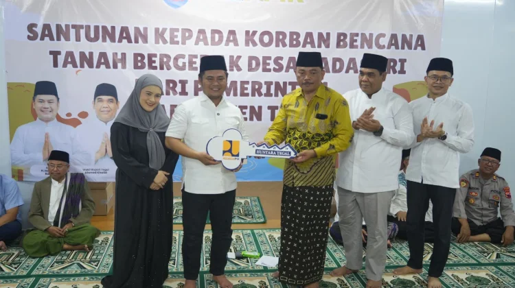 Bupati Tegal Serahkan 103 Kunci Huntara Tahap I untuk Korban Tanah Bergerak
