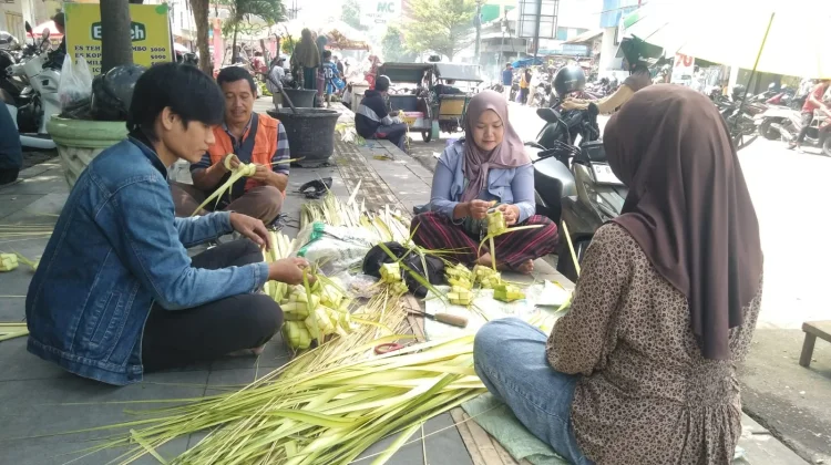 Penjual Kulit Ketupat di Slawi Kebanjiran Pembeli jelang Idulfitri