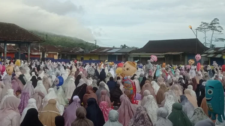 Ribuan Warga Kalibening Banjarnegara Lebaran Hari Ini