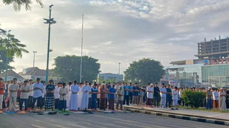 Ribuan Jemaah Padati Salat Id di Alun-alun Purwokerto, Khatib Ajak Jaga Ukhuwah