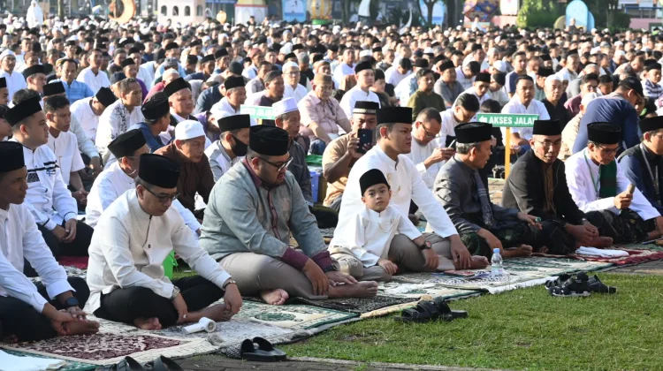 Ribuan Warga Ikuti Salat Idulfitri di Alun-Alun Purbalingga