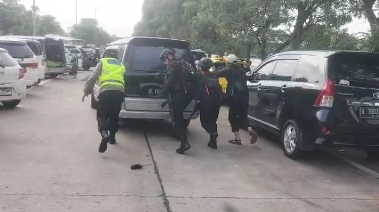 Polri Bantu Pemudik Alami Aki Tekor di Rest Area 275 A