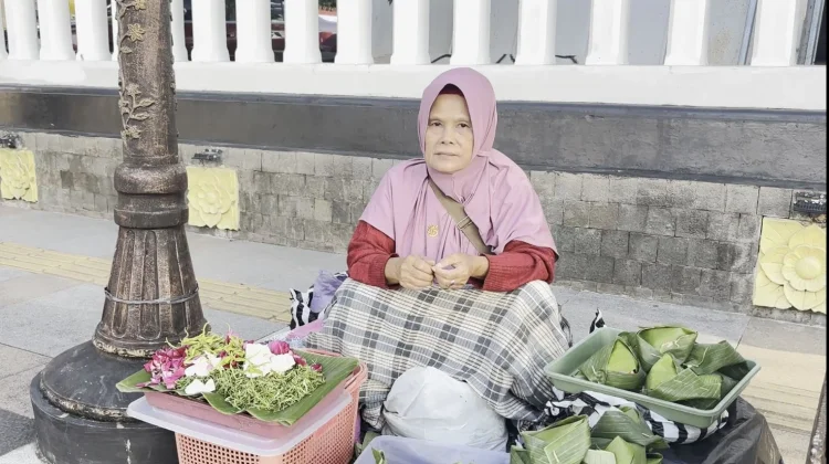 Pedagang Bunga Manfaatkan Momen Salat Id di Alun-alun Purwokerto