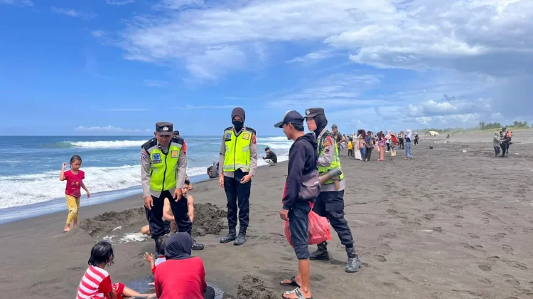 Polres Kebumen Patroli Pantai Setrojenar, Imbau Wisatawan Waspadai Ombak