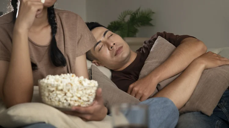 Sering Ketiduran saat Nonton TV atau Film, Simak Penjelasan Ilmiahnya
