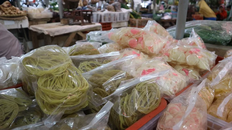 Kerupuk Khas Banyumas Jadi Oleh-Oleh Favorit Pemudik