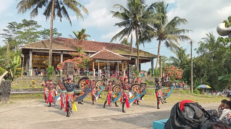 Kesenian Ebeg Warnai Suasana Lebaran Masyarakat Kaliputih