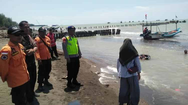 Satpolairud Berikan Himbauan Pengunjung Pantai Purin