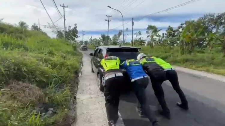 Polisi Sigap Urai Kemacetan di Tanjakan Guci
