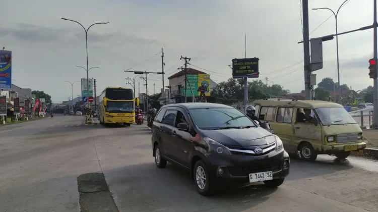 Persimpangan EXit Tol Tegal Mulai Ramai Dilalui Pemudik