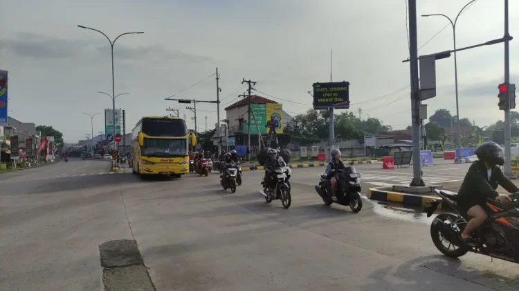Cegah Kemacetan, Petugas Lakukan Patroli dan Pengalihan Arus di Exit Tol Adiwerna
