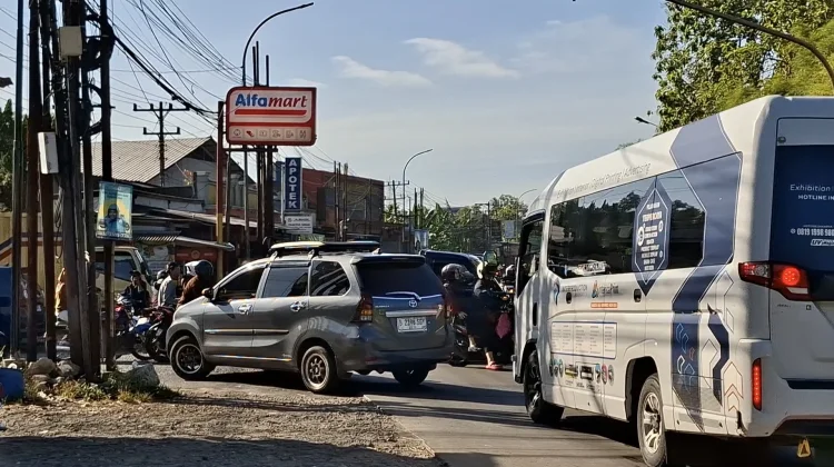 Arus Balik Lebaran di Jalur Alternatif Jeruklegi–Kreweng Cilacap Ramai Lancar