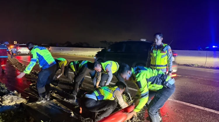Evakuasi Bus Terperosok di Tol Pejagan–Pemalang, Kapolres Tegal Turun Langsung