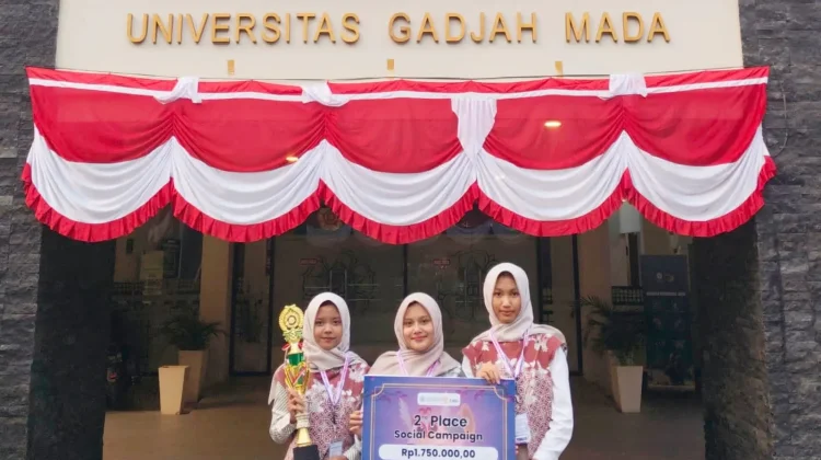 3 Siswi SMAN 1 Purwokerto  Juara 2 Kampanye Nasional