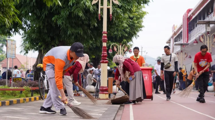 Sinergi Pasca-Idulfitri, KORPRI Kebumen Resik-Resik Alun-Alun