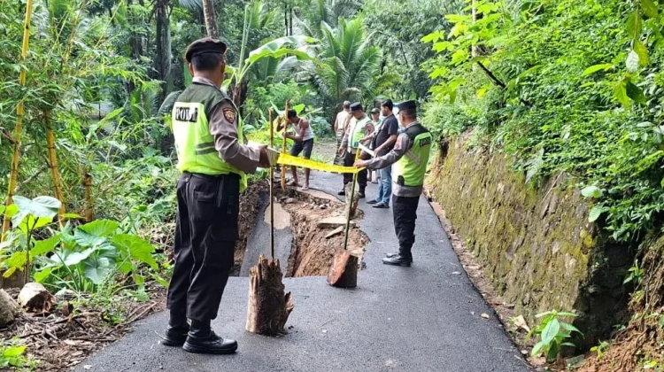 Hujan Lebat Picu Longsor di Buayan, Polres Kebumen Pasang Garis Polisi