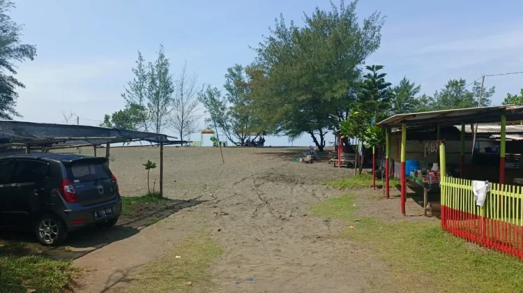Pantai Cemara Sewu Alami Lonjakan Wisatawan saat Lebaran