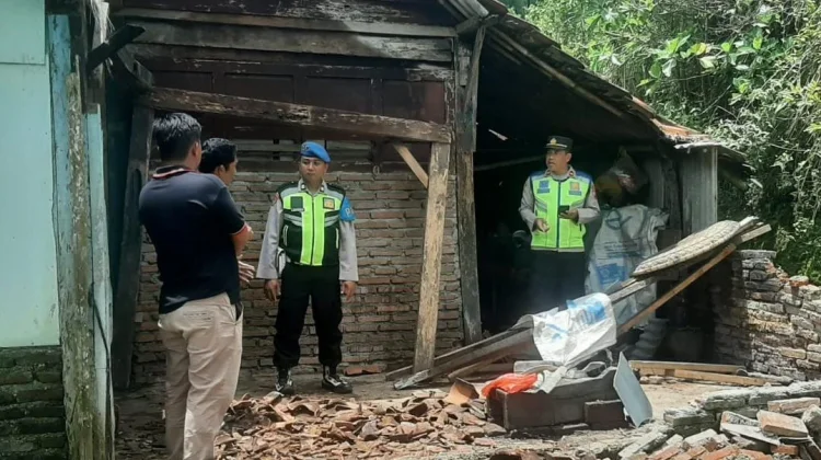Dapur Warga Roboh, Polres Kebumen Imbau Waspada Cuaca Ekstrem