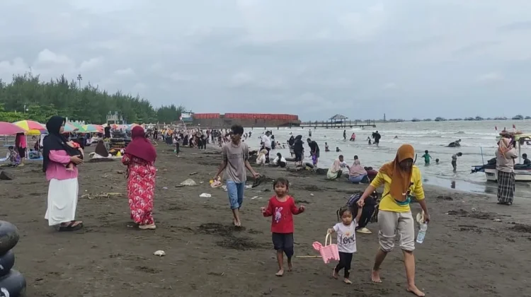 Momen Libur Lebaran Dimanfaatkan Masyarakat untuk Berwisata ke Pantai Alam Indah
