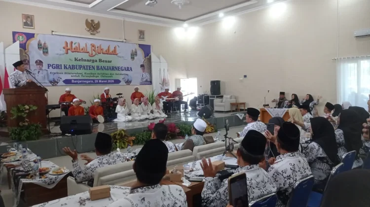 Wakil Bupati Banjarnegara Sholawatan di Halalbihalal PGRI
