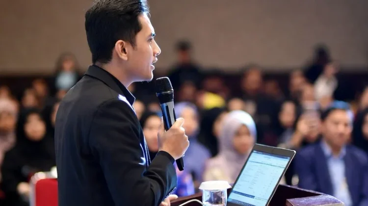 Tantangan Komunikasi Islam di Tengah Arus Informasi Digital