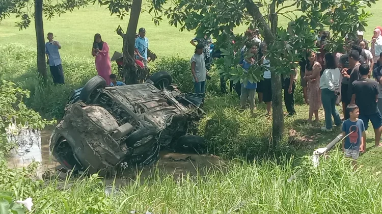 Sebuah Mobil Tertemper Kereta di Kesugihan Cilacap