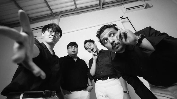 Wijaya 80 dan Sal Priadi Rilis Kolaborasi "Bulan Bintang, Garis Menyilang"