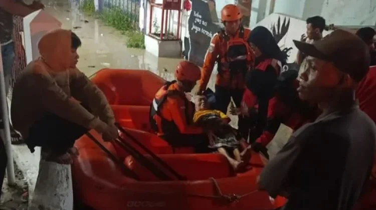 Banjir Sungai Babakan Putuskan Jembatan di Ketanggungan Brebes