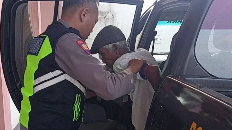 Polsek Bobotsari Respons Cepat, Antar Tukang Becak Sakit ke Puskesmas