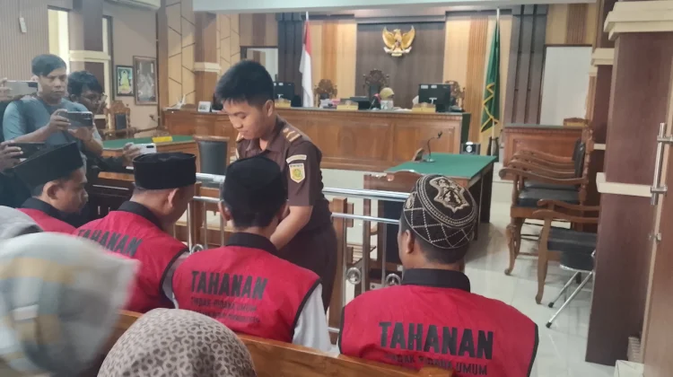 Bebas! Tiga Buruh Tambang Ajibarang Sujud Syukur usai Sidang Putusan."