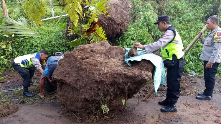 Polsek Bobotsari Bersama Warga Evakuasi Material Longsor
