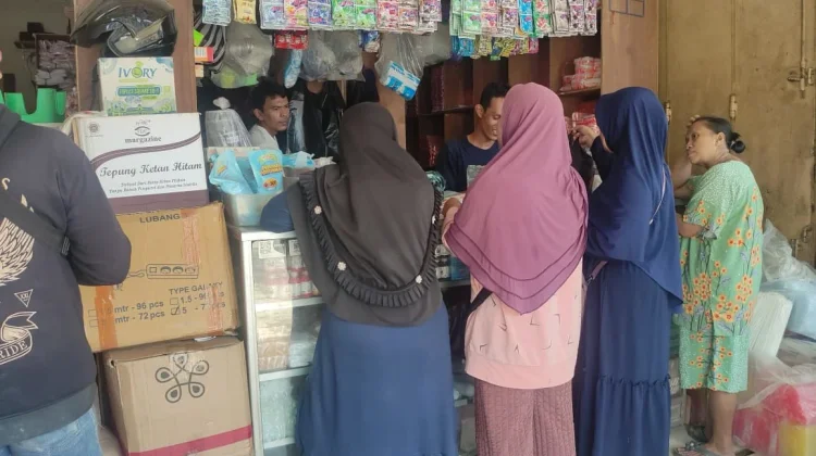 Kenaikan Harga plastik di Pasar Bawang Adiwerna Membuat Pedagang Kecil Panik