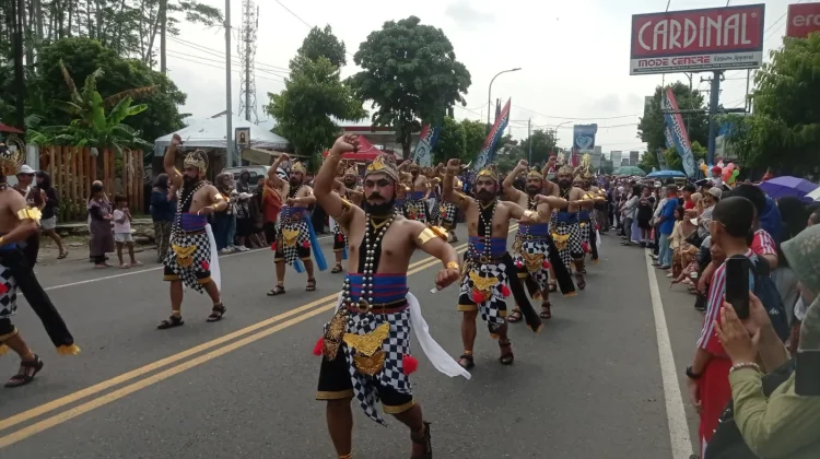 Penari Bima PGRI Banjarnegara Memesona Warga saat Kirab Budaya