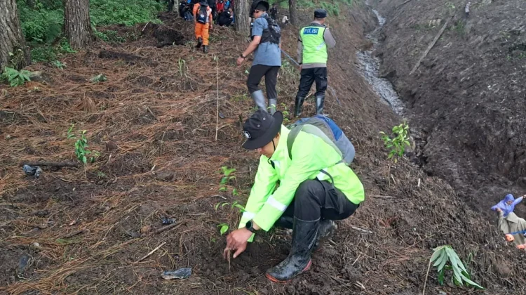Polsek Karangreja Ikuti Aksi Penanaman 5.000 Pohon di Gunung Malang